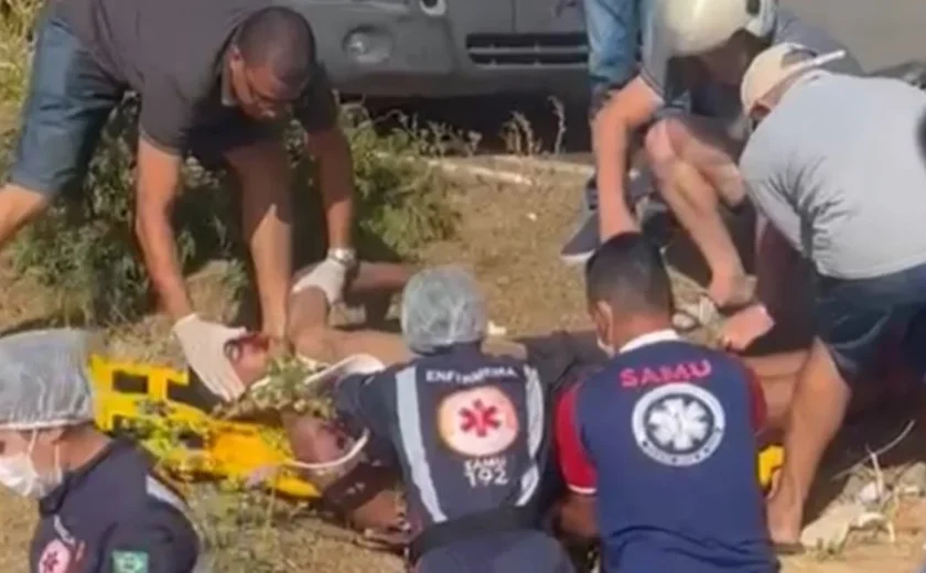 Motociclista fica gravemente ferido após colidir em carro e ser arremessado em cima de bueiro