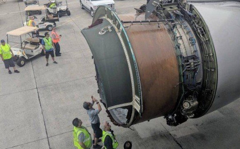 Avião faz pouso de emergência após turbina se desintegrar no ar