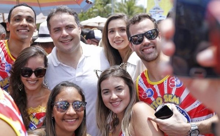 Governador Renan Filho marca presença nas prévias carnavalescas