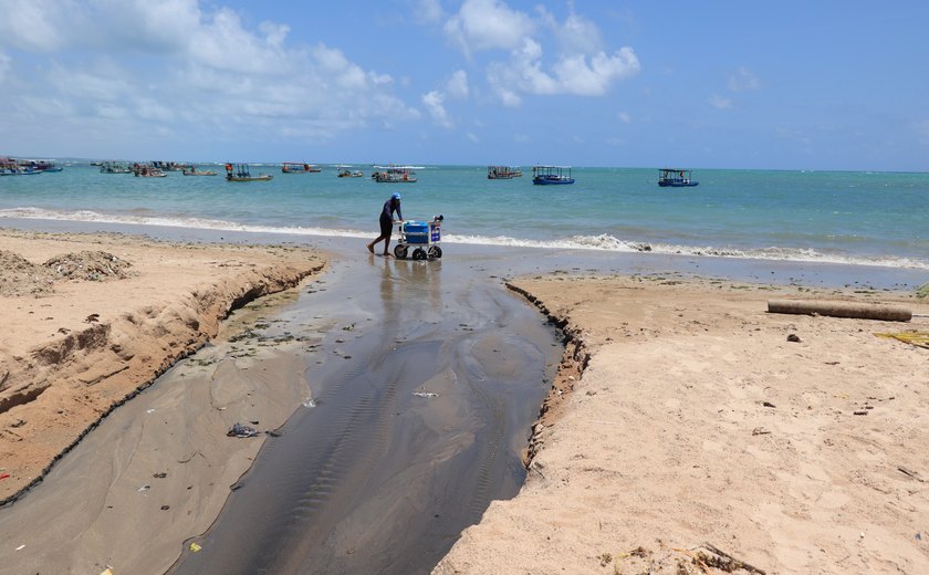 Técnicos do IMA analisam língua suja na praia de Ponta Verde