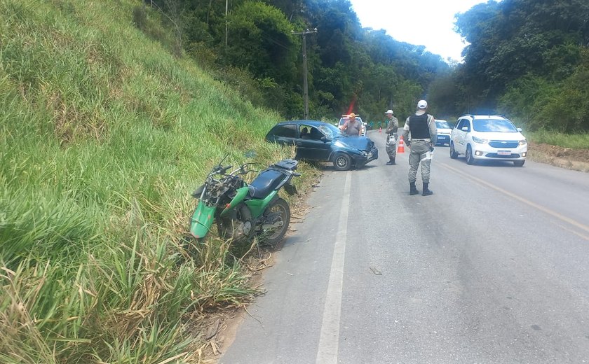 Homem morre após veículo de passeio invadir contramão e colidir frontalmente em sua motocicleta