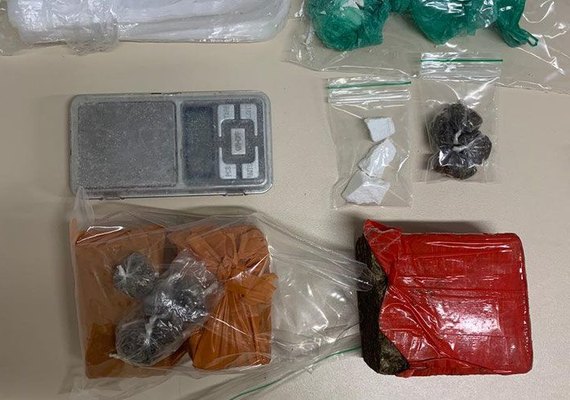 Polícia Civil prende mulher que fazia entrega de droga em praça de Maceió