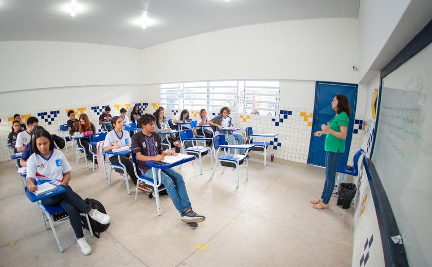 Governo de Alagoas paga retroativo do Piso Nacional da Educação para 2.745 professores