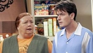 Atriz de 'Two and A Half Men' morre aos 77 anos e Charlie Sheen presta homenagem