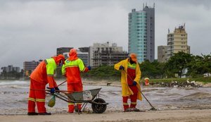 De janeiro a outubro, garis retiraram mais de 7.900 toneladas de lixo da orla marítima