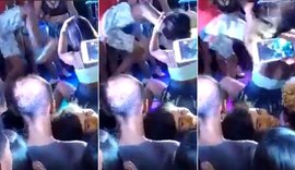 Homem chuta mulher no rosto enquanto ela dançava no palco em show na Bahia; assista