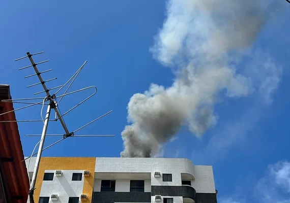 Prédio residencial é evacuado na Ponta Verde devido a incêndio em um quadro de energia