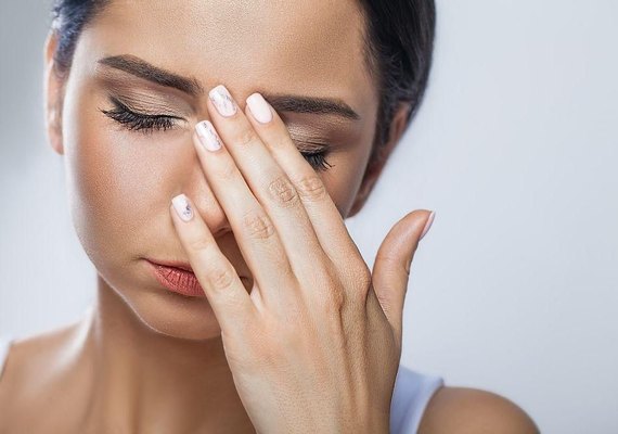 Dor de cabeça constante e desconforto no ouvido podem ser sinal de DTM