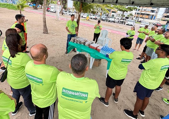 Mutirão retira 250 kg de resíduos plásticos da praia de Pajuçara