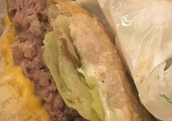 Cliente encontra larva em sanduíche de hamburgueria recém-inaugurada