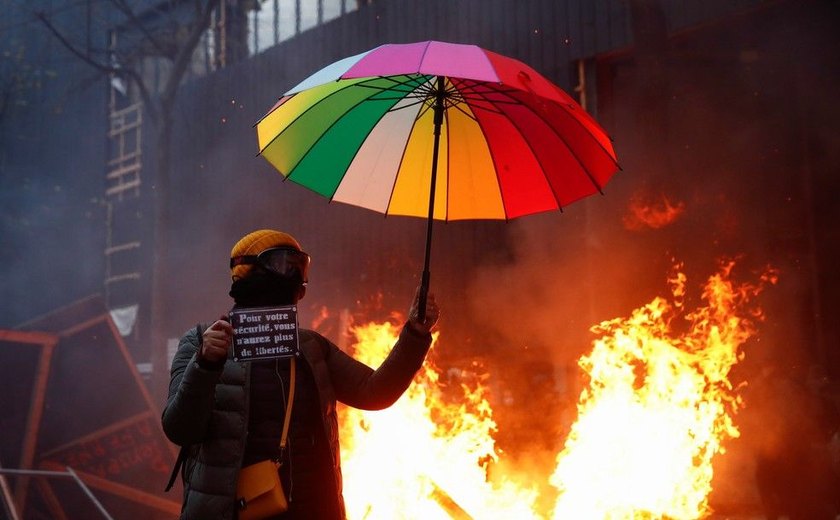 Manifestantes protestam contra brutalidade policial e política de segurança em Paris