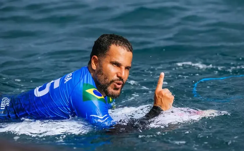 Ítalo Ferreira domina tubos em Teahupo’o e avança às semifinais