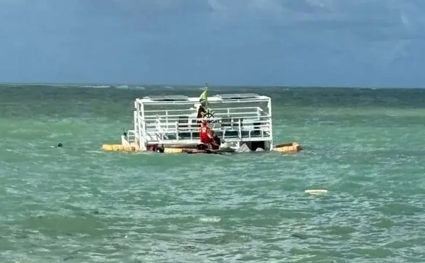 Catamarã afunda na orla de Maceió