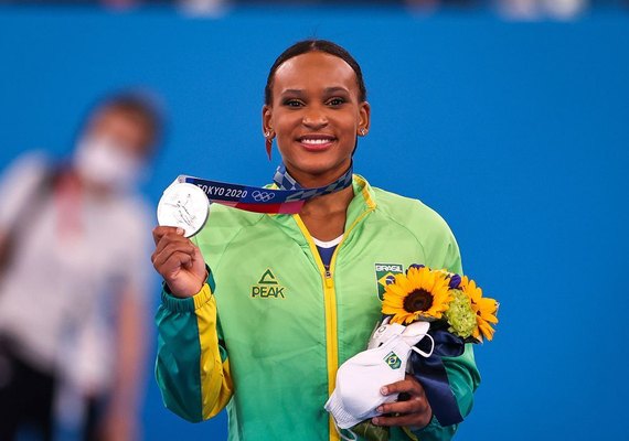 Rebeca Andrade fatura prata, 1ª medalha na ginástica feminina do país