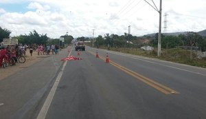 Caminhão bate na traseira de motocicleta e mulher na garupa morre atropelada