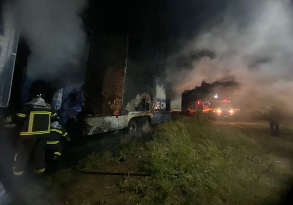 Veículo com carga de um circo pega fogo em Palmeira dos Índios