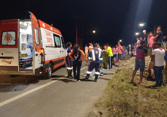 Motociclista invade a contramão, bate em veículo e morre na AL-220