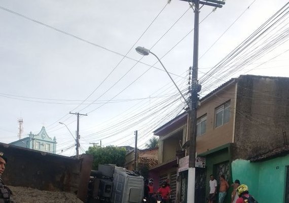 Caminhão carregado de areia tomba e para trânsito no bairro de Bebedouro