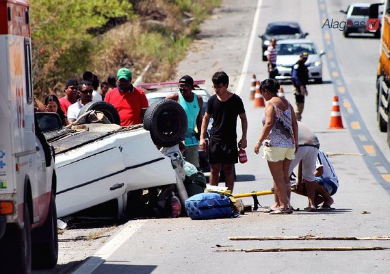 Acidente deixa dois feridos na BR-101, em São Miguel dos Campos