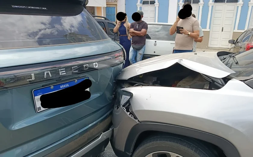 Carro dá ré e atinge Jeep parado no trânsito em Limoeiro de Anadia