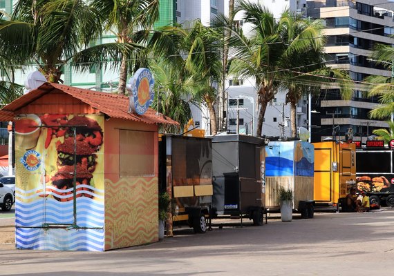 Comerciantes de food trucks continuam na orla da Pajuçara