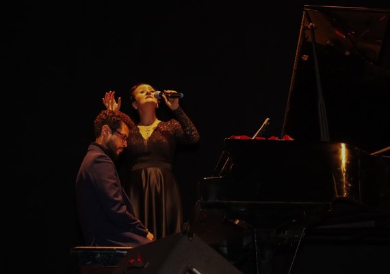 Ana Gal leva o espetáculo Piafiana - Uma Homenagem a Edith Piaf para o palco do Theatro Homerinho
