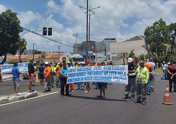 Manifestação de trabalhadores do Porto de Maceió deixa trânsito lento no Jaraguá