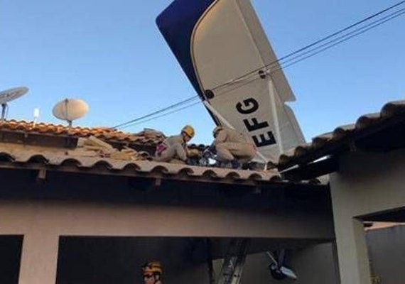 Avião de pequeno porte cai sobre telhado de casa em Goiânia