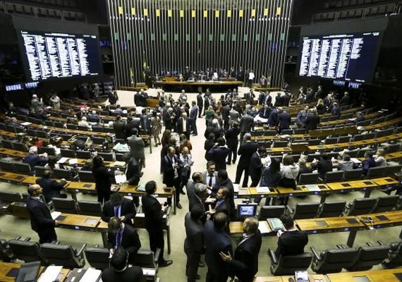 Câmara dos Deputados rejeita denúncia contra Michel Temer