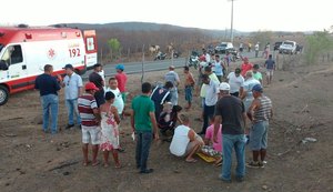 Veículo sai da pista, atropela e mata mulher e deixa outra ferida