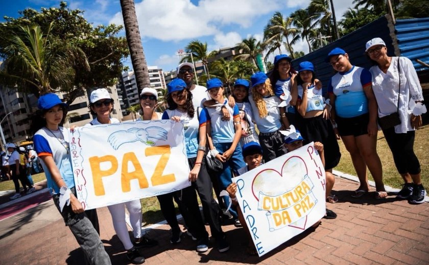 Caminhada da Paz leva centenas de estudantes de escolas municipais à praia de Jatiúca