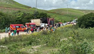 Grave acidente entre trio elétrico e caminhão deixa um morto e dois feridos em Matriz de Camaragibe