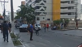 Vídeo: carro colide em ônibus em cruzamento da Ponta Verde