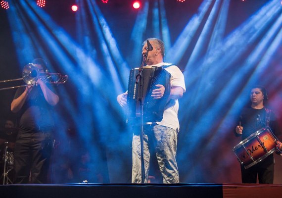 Flávio José e artistas locais animam São João de Maceió