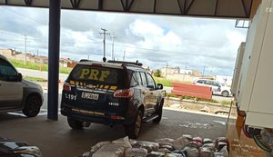 PRF apreende 2 mil peças de roupa sem nota fiscal em São Miguel dos Campos