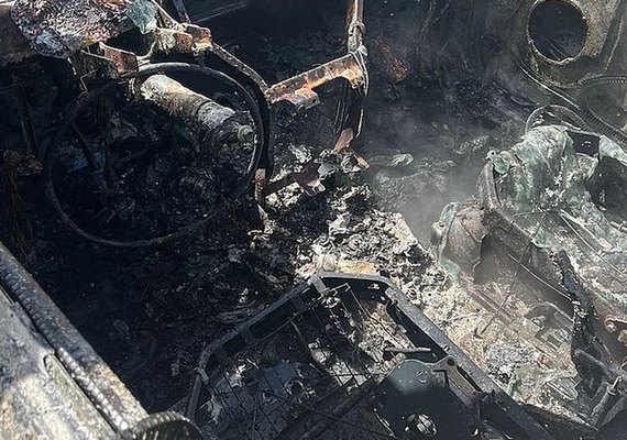 Incêndio deixa carro completamente destruído no Benedito Bentes