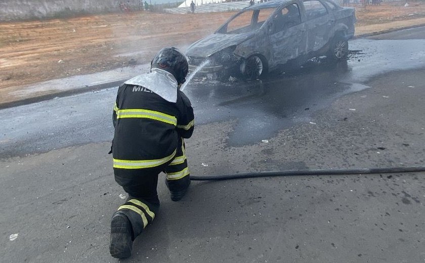 Veículo fica destruído após pegar fogo em residencial de Arapiraca