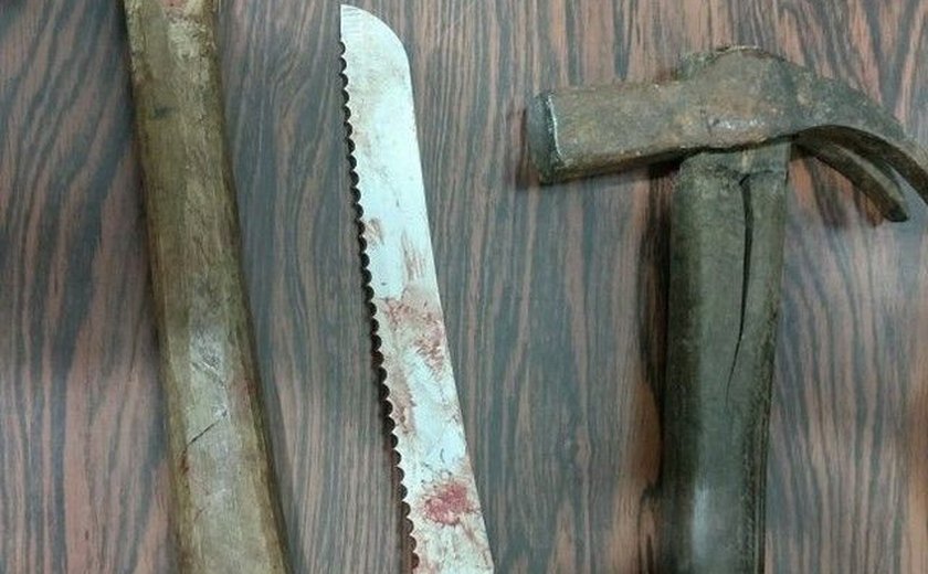 Homem é preso após tentar matar mulher a golpes de faca e martelo no RS