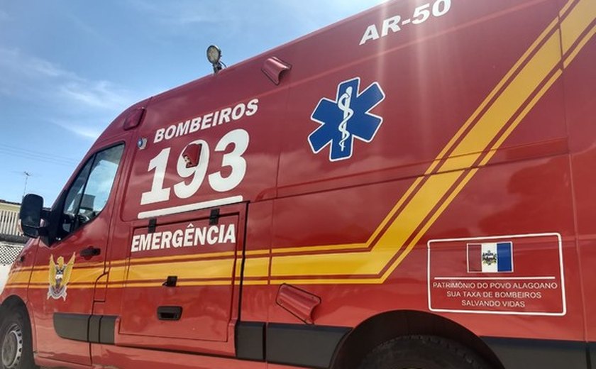 Vídeo: residência pega fogo no térreo em Penedo e homem é resgatado do primeiro andar