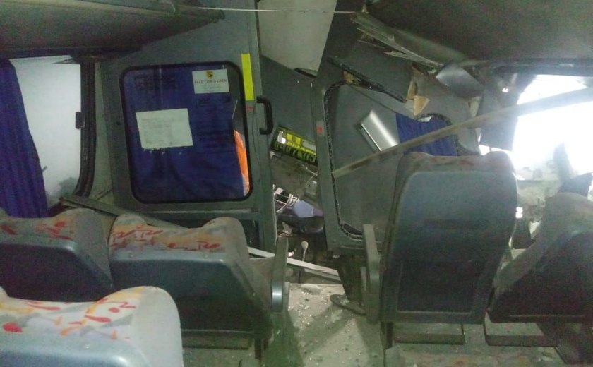 Ônibus invade posto de combustíveis em Arapiraca e deixa feridos