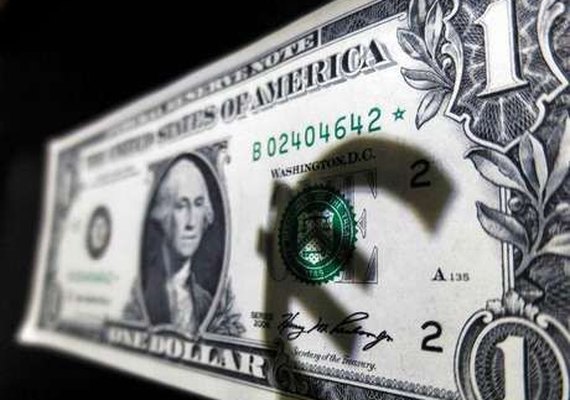 Dólar passa a subir nesta quinta, após Fed e Moody's