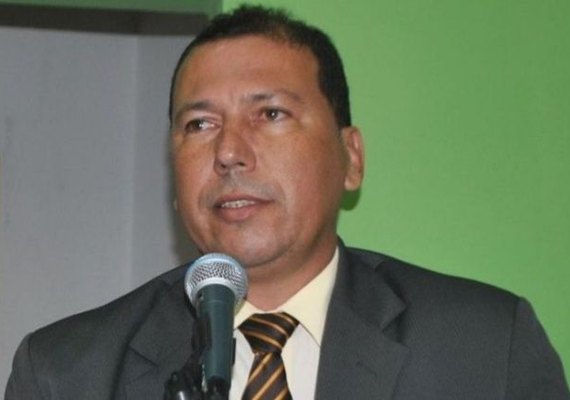 Vereador ignora buracos na cidade e pede construção de ciclovia