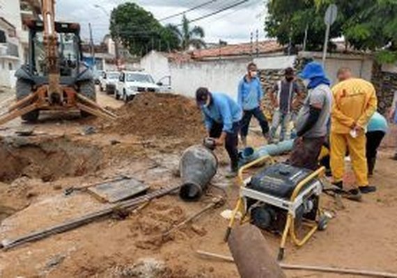 Casal trabalha no conserto de novo vazamento para restabelecer abastecimento