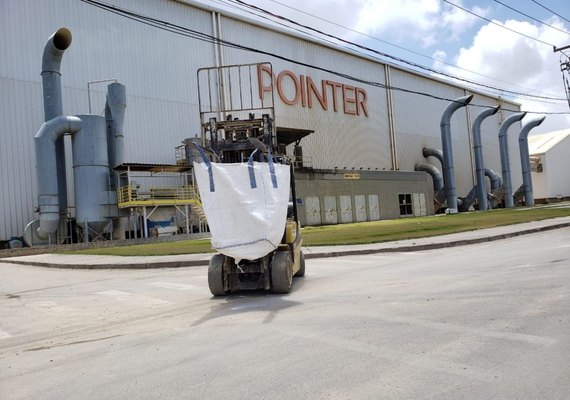 Empresas alagoanas doam bags para ajudar na limpeza de praias nordestinas