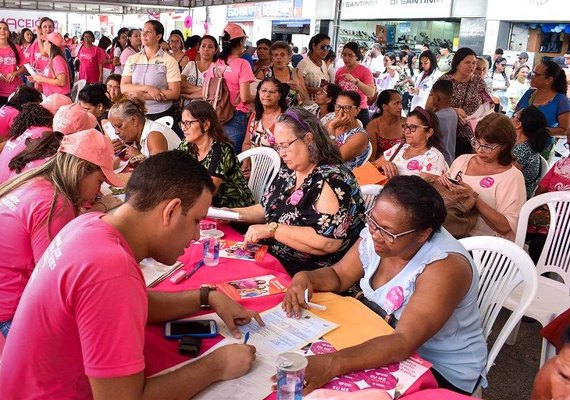 Dia Rosa: usuários lotaram Calçadão em busca de serviços