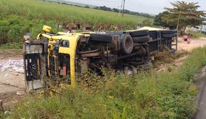 Caminhão tomba em trecho da BR-101 em Junqueiro e carga de creme dental é saqueada