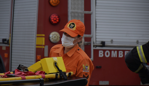 Corpo de Bombeiros controla risco de incêndio após capotamento de carro em Flexeiras