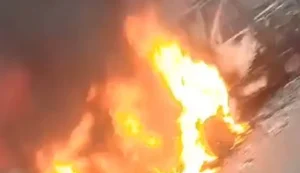 Carro fica destruído após pegar fogo no Benedito Bentes