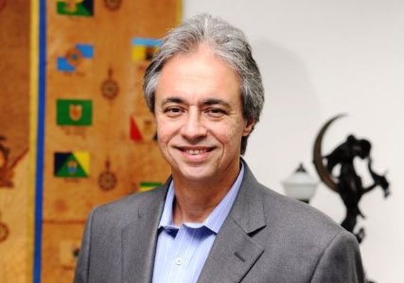 Mozart Neves chega a Maceió para palestrar sobre Educação no Século XXI