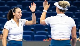 Dupla de Luisa Stefani bate campeãs olímpicas e avança à semi em Pequim